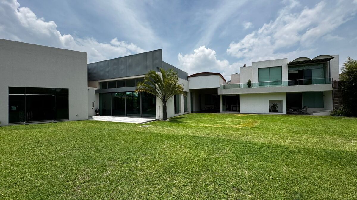 Residencia de Lujo en Venta en Zavaleta | 2,200 m² de Terreno y Alberca Techada, casa en venta en Puebla