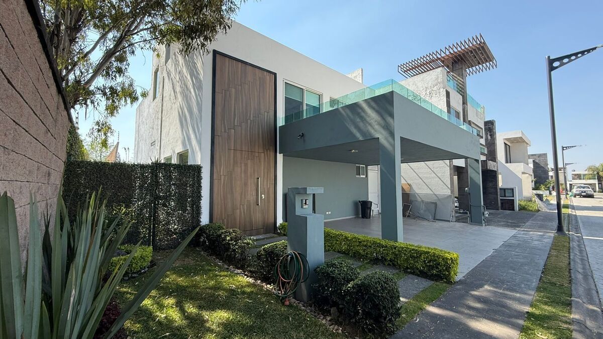 Casa de Lujo en Venta en Morillotla | Jardín, Pérgola y Jacuzzi, casa en venta en Puebla