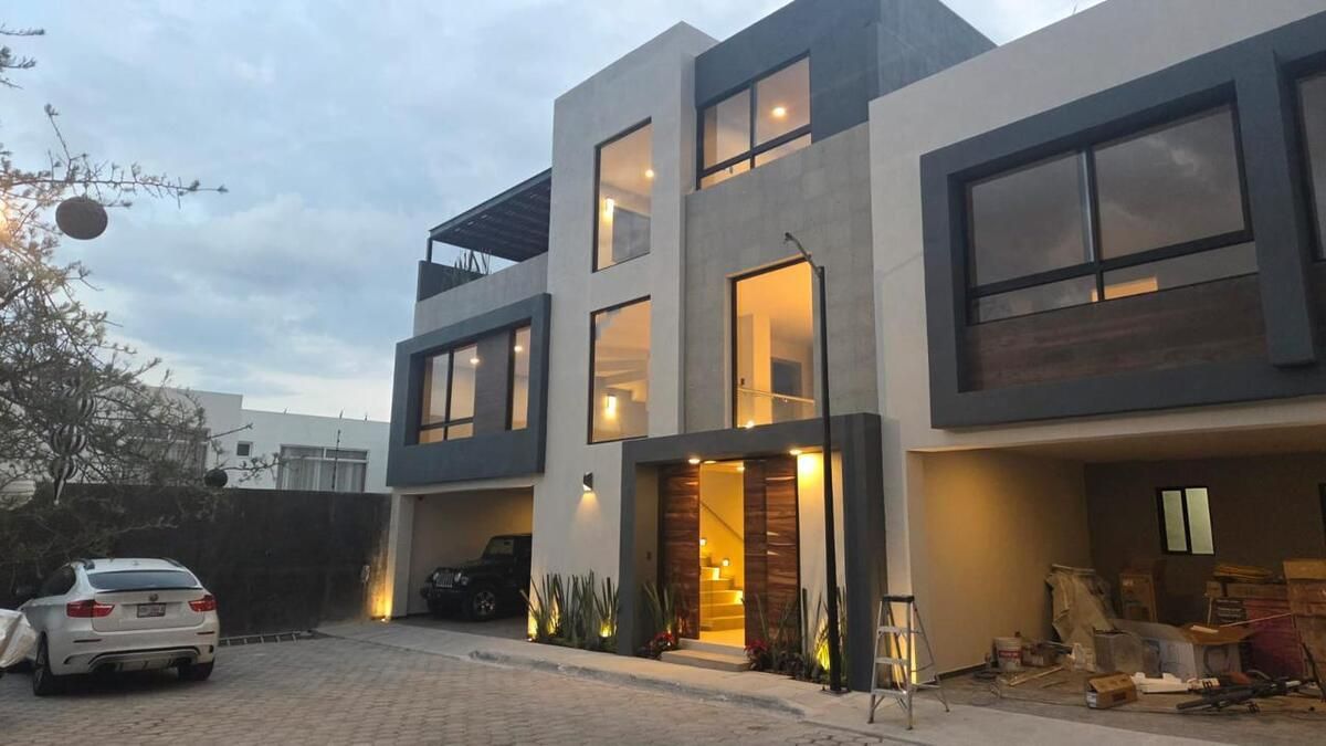 Casa de Lujo en Venta en Santiago Momoxpan | Roof Garden y Vigilancia